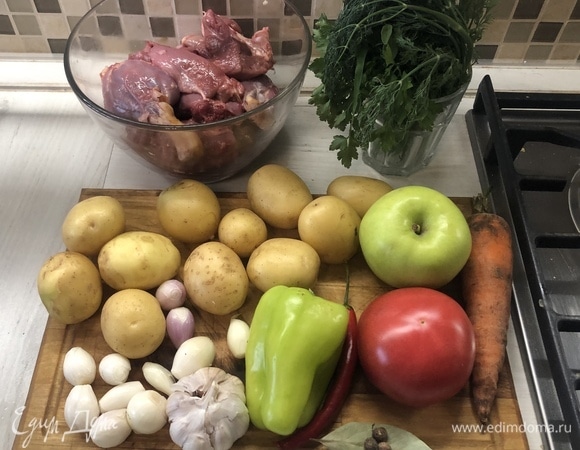 Утку нарежьте на мелкие куски, снимите кожу.