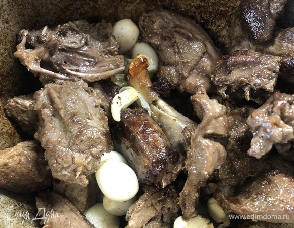 Отправьте лук с чесноком к утке на пару минут.