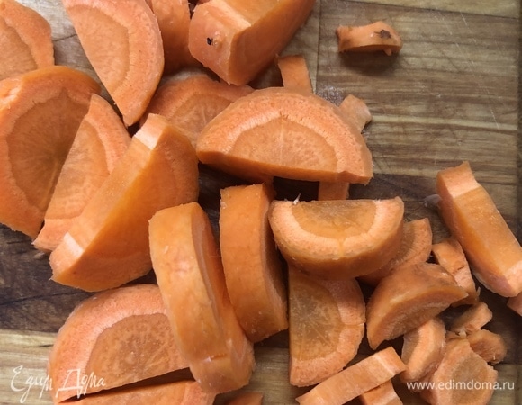 Нарежьте крупно морковь, отправьте в казан еще на минуту.