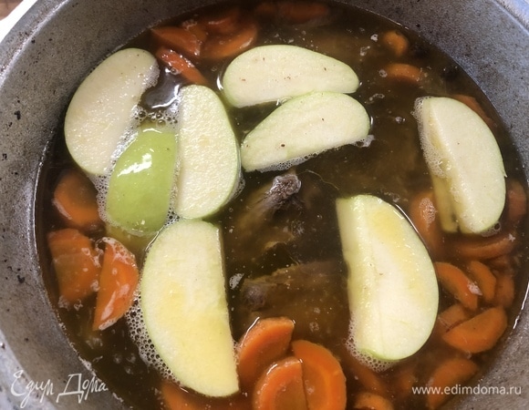 Крупно нарежьте яблоко и продолжайте тушить 30 минут.