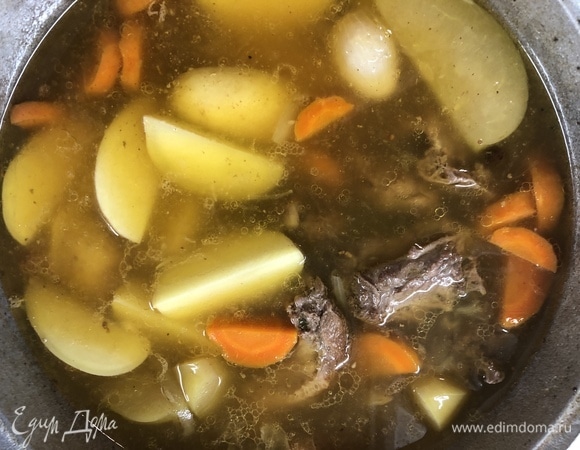 Молодой картофель приготовится за 20–30 минут после закипания.