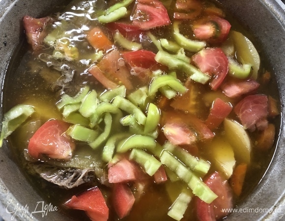 Нарезанный помидор и болгарский перец отправляйте самыми последними, тушите не более 10 минут, доведите солью по вкусу, дайте настояться.