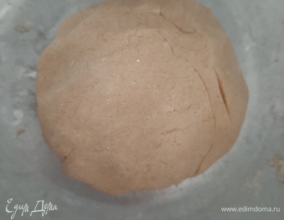 Хорошенько вымешиваем тесто, накрываем пленкой и убираем отдыхать на 30–40 минут.
