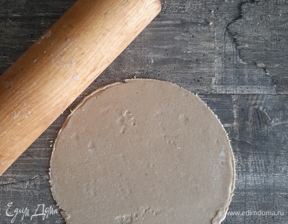 Отдохнувшее тесто делим на шарики, каждый шарик раскатываем в очень тонкую лепешку нужного размера, обжариваем на сухой сковороде с обеих сторон.