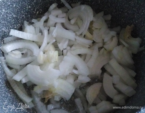 Готовим на сильном огне. Нарезанный лук припускаем на растительном масле до характерного аромата.