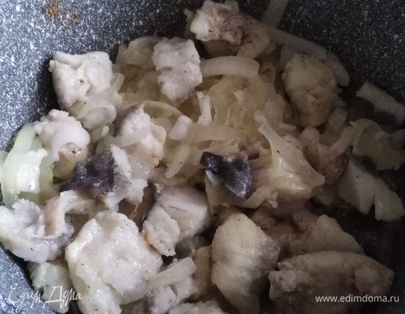 Обжариваем в течение 5 минут до изменения цвета рыбы.