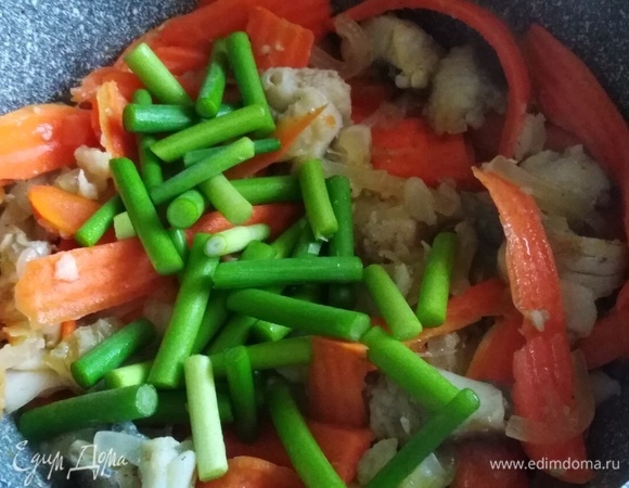 Далее — чесночные стрелки, жарим еще 5 минут.