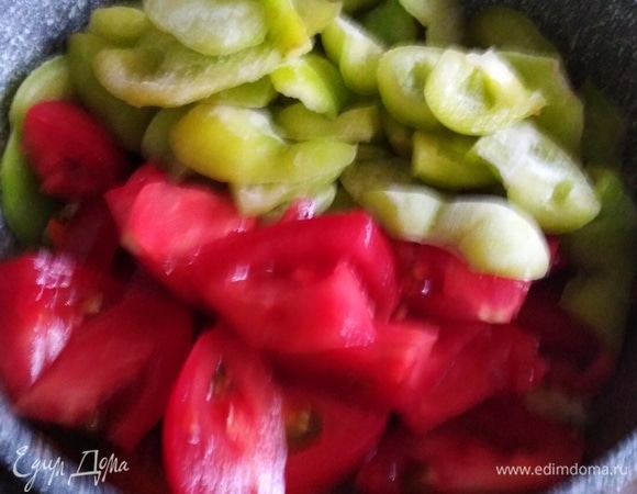 Нарезаем помидоры и болгарский перец. Соединяем с рыбой и овощами. Накрываем крышкой. Тушим 10 минут.