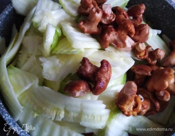 Добавляем нарезанный кабачок и отварные грибы. Под крышкой тушим 5 минут.