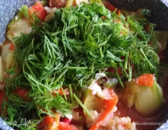 Солим, приправляем укропом и доводим до готовности еще в течение 5 минут.