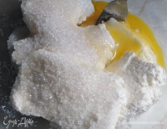 В творог вбить яйцо, добавить сахар, соль, ванилин. Перемешать.