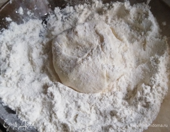 Сформировать сырник, обвалять в муке.