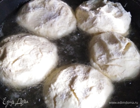 Разогреть сковороду с растительным маслом. Выложить сырники. Обжарить с одной стороны до золотистой корочки. Перевернуть. Поставить в заранее разогретую до 190°C духовку на 10 минут.