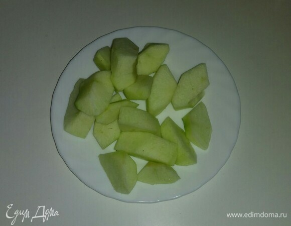 Яблоко очищаем от кожуры и семян, а затем режем крупными кусочками.
