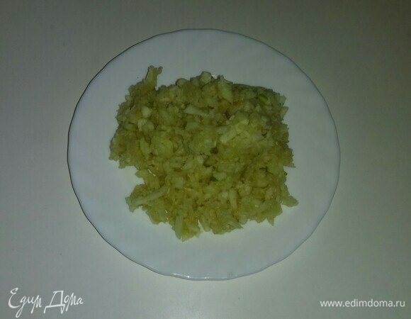 Отправляем нарезанное яблоко в блендер и измельчаем его.