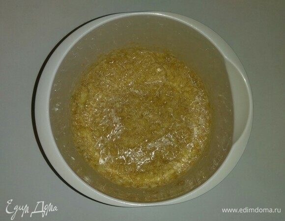 В глубокую емкость разбиваем яйцо, кладем туда размягченное сливочное масло, коньяк, сахарный песок и ванильный сахар. После чего перемешиваем все миксером до однородного состояния.