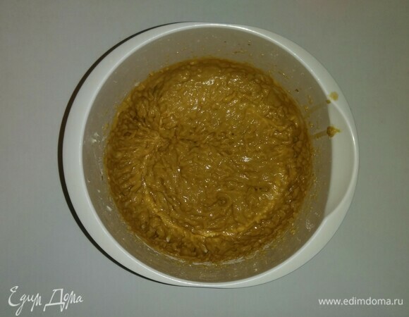 Затем в эту же емкость добавляем измельченное яблоко и просеянную муку. И перемешиваем миксером все еще раз.