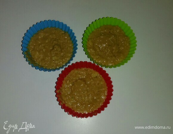 Формочки для маффинов нужно смазать растительным маслом и выложить в них тесто так, чтобы заполнить чуть больше половины. Количество маффинов зависит от размера формочек, у меня они большие. Разогреваем духовку до 180°C и ставим в нее противень с формочками на 30 минут (время приготовления зависит от вашей духовки). Спустя указанное время достаем противень из духовки, переносим формочки на тарелку и даем им чуть-чуть остыть. Вынимаем маффины из формочек. Можно при подаче посыпать маффины сахарной пудрой и украсить листьями мяты. Приятного аппетита!