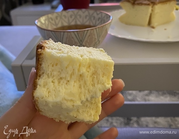 Готовому чизкейку дать немного остыть в форме, затем аккуратно вынуть. Его, в отличие от классического, можно подавать теплым, тогда он супервоздушный и нежный, а на следующий день, после холодильника, станет более плотным и сочным.