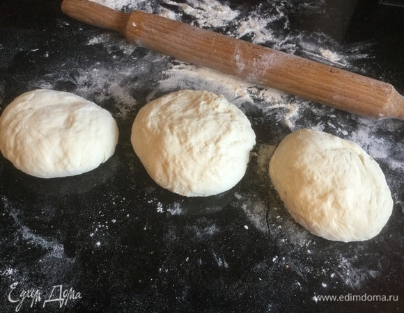 Разделите тесто на четыре части, слепите одинаковые шарики.