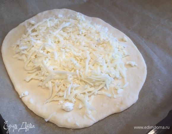 Посередине выложите сырную начинку.