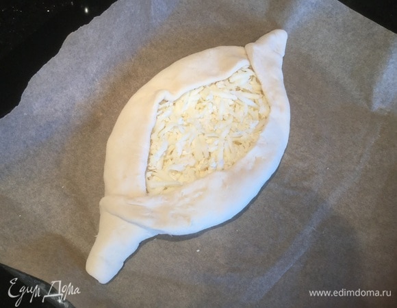 Защипните края так, чтобы получились лодочки.