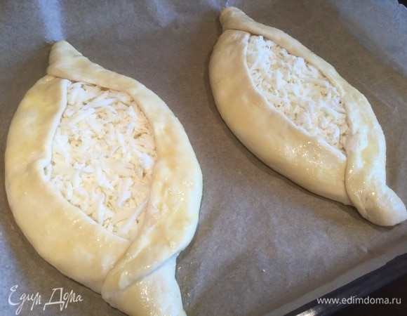 Смажьте края лодочек взбитым желтком и поставьте в очень горячую (250°C) духовку на 15 минут.