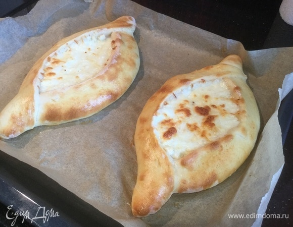 Когда бока лодочек зарумянятся, достаньте противень из духовки.