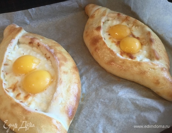 В каждое хачапури вбейте 1 сырое яйцо и 1 желток, затем на 2–4 минуты верните их в духовку.