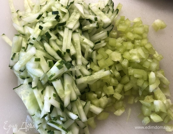 Нарежьте огурец и половину болгарского перца.
