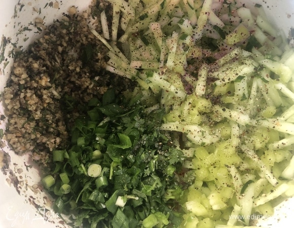 Нарежьте петрушку и зеленый лук, добавьте овощи, посолите поперчите.