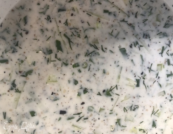 Залейте все кефиром, доведите минеральной водой до нужной вам консистенции. Охладите в холодильнике.