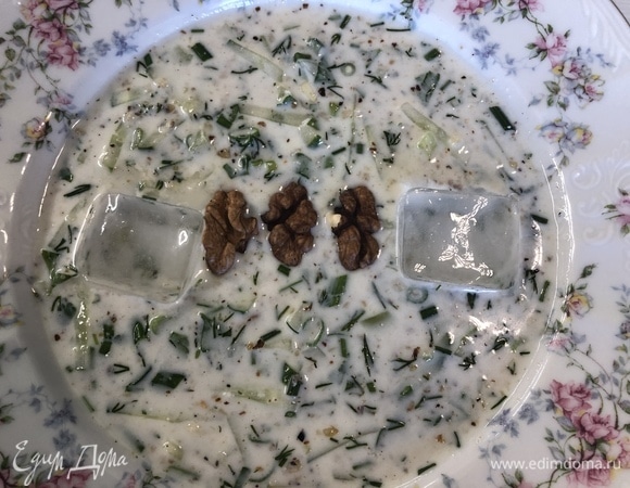 Украсьте кубиками льда и грецким орехом. Приятного аппетита.