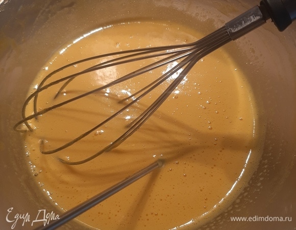 Крем. Взбейте сливки и оставьте в холодильнике. В миске смешайте желтки и сахар (я использовала сахарную пудру — 100 г) и поставьте на водяную баню, постоянно взбивая, пока масса немного не загустеет.