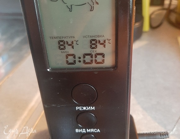 Температура должна достигать 84–85°C. Снимите с огня и продолжайте взбивать, пока не образуются ленты.