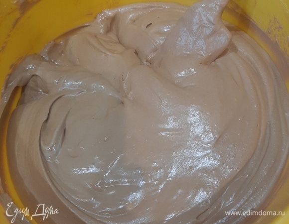 Взбейте мягкий сыр маскарпоне комнатной температуры. Может показаться, что смесь разделилась, но она снова соберется вместе. Растопите темный шоколад в микроволновой печи (в несколько приемов по 20 секунд) и добавьте в смесь, взбивая до однородной массы. Проверьте температуру — смесь должна быть около 35°C — прежде чем добавлять взбитые сливки. Использовать немедленно.