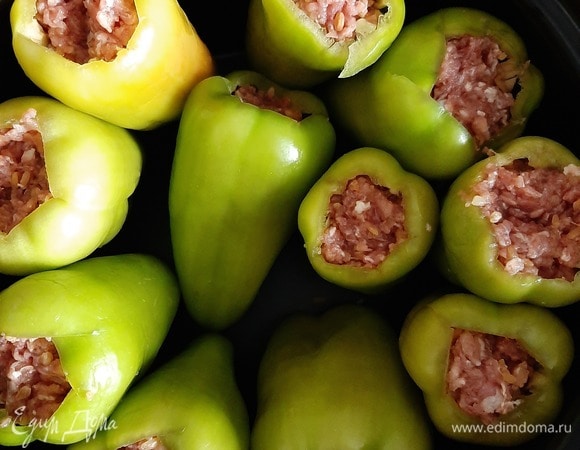 10 достаточно крупных перца начиняем предварительно приправленным солью и перцем фаршем из говядины (можно добавить куриный фарш) с булгуром, укладываем их в кастрюлю или мультиварку. Размещая вертикально.