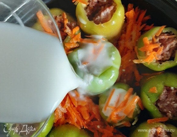 Сметану разводим в стакане холодной воды, выливаем в кастрюлю, добавляем необходимое количество воды, чтобы перцы были покрыты на 2/3, солим и перчим по вкусу, тушим на среднем огне 1–1,5 часа. 