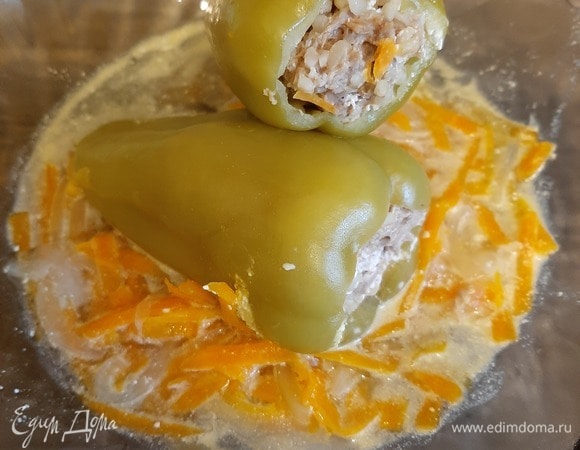 Готовые перцы подавать с бульоном и сметаной. Приятного аппетита!