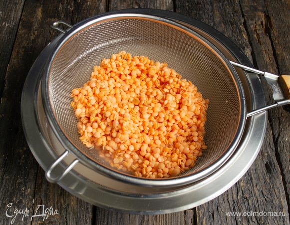 Насыпаем чечевицу в миску, наливаем 2 литра холодной воды, оставляем на 8–10 часов. Если готовите к завтраку, удобно замочить на ночь. На следующий день откидываем на сито, промываем проточной водой.