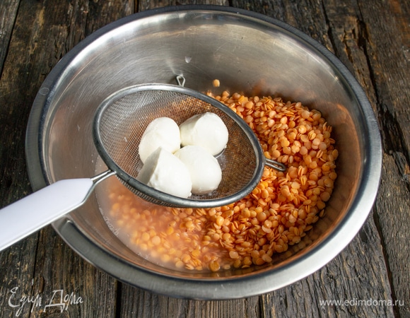 К размоченной чечевице добавляем рассол от моцареллы (нужно примерно 150 мл). Сам сыр тоже понадобится, его используем в конце готовки.