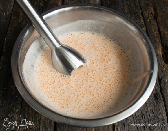 Измельчаем чечевицу с рассолом блендером — получится тесто, похожее на тесто для тонких блинов.