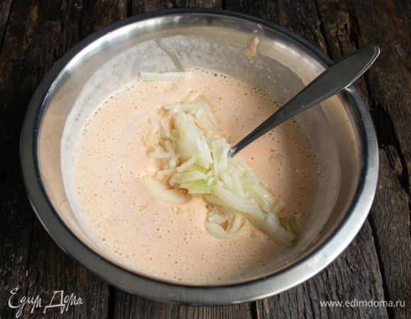 Добавляем мелко нарезанный репчатый лук.