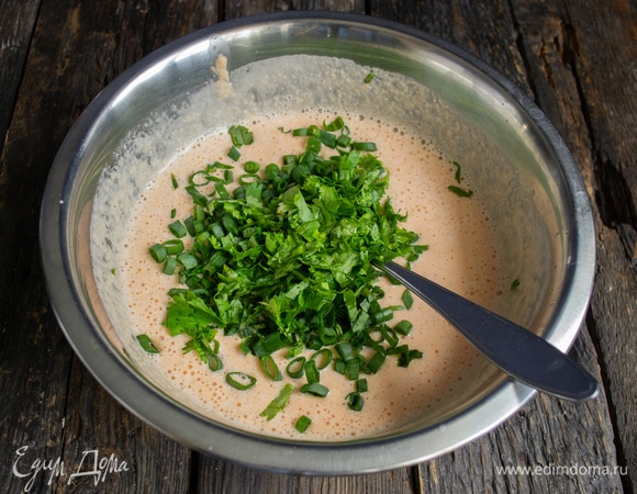 Кладем нарезанную кинзу и зеленый лук.