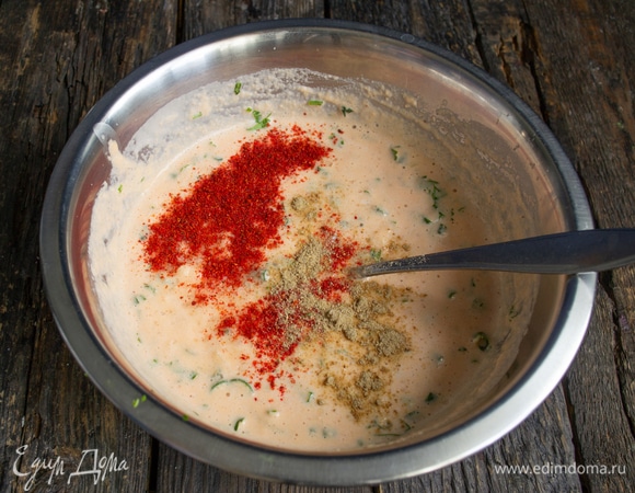 Приправляем: насыпаем молотую сладкую паприку, растертую зиру, по вкусу солим.