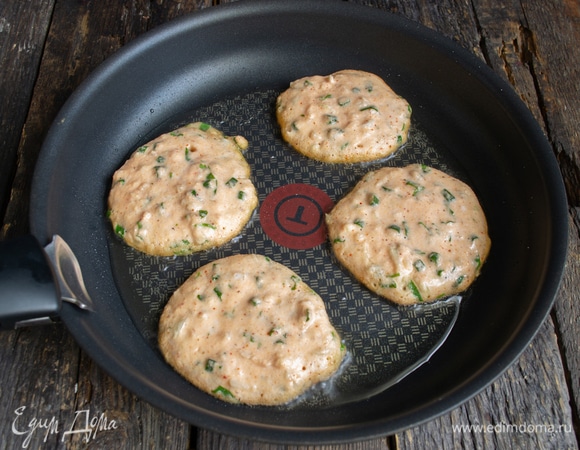 Нагреваем сковороду, наливаем растительное масло, выкладываем тесто столовой ложкой — по одной ложке на один оладушек. Жарим до золотистого цвета с одной стороны. Советую тщательно перемешивать тесто перед тем, как выкладывать новую порцию на сковородку.