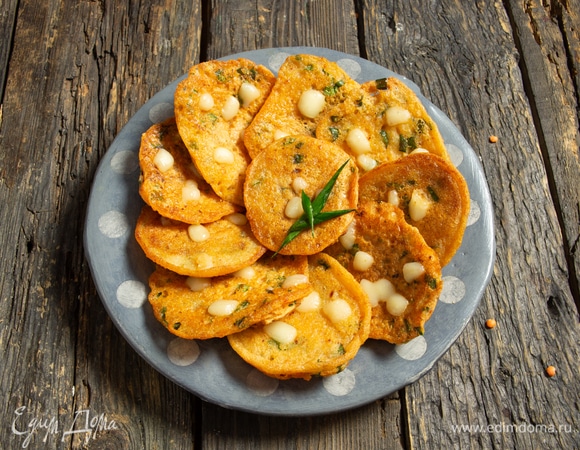 Сразу подаем оладьи из чечевицы на стол. Можно на несколько минут выложить их на бумажные полотенца, чтобы бумага впитала излишки масла. Приятного аппетита и будьте здоровы!