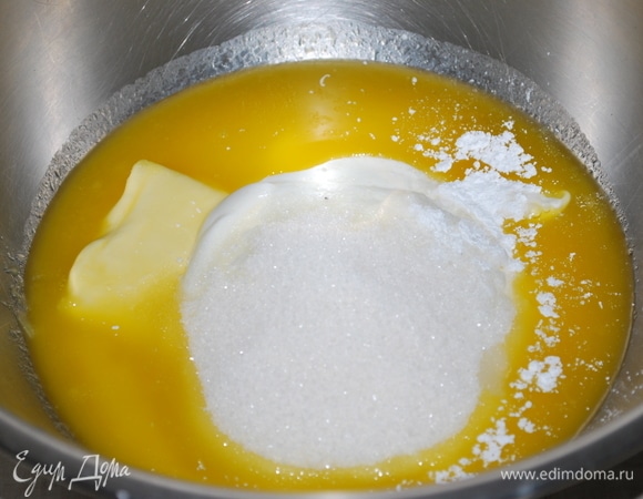 Сливочное масло растопить. Добавить к маслу сахар, соль и сметану.