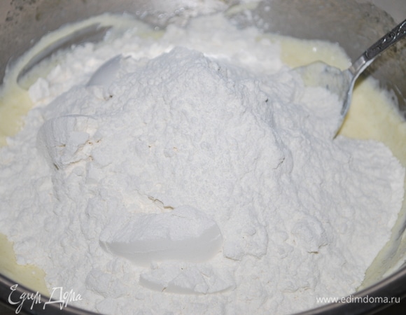 Добавить муку с разрыхлителем.