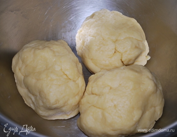 Замесить тугое тесто, муки может понадобиться немного больше. Тесто разделить на три части и убрать в холодильник примерно на 2–3 часа.